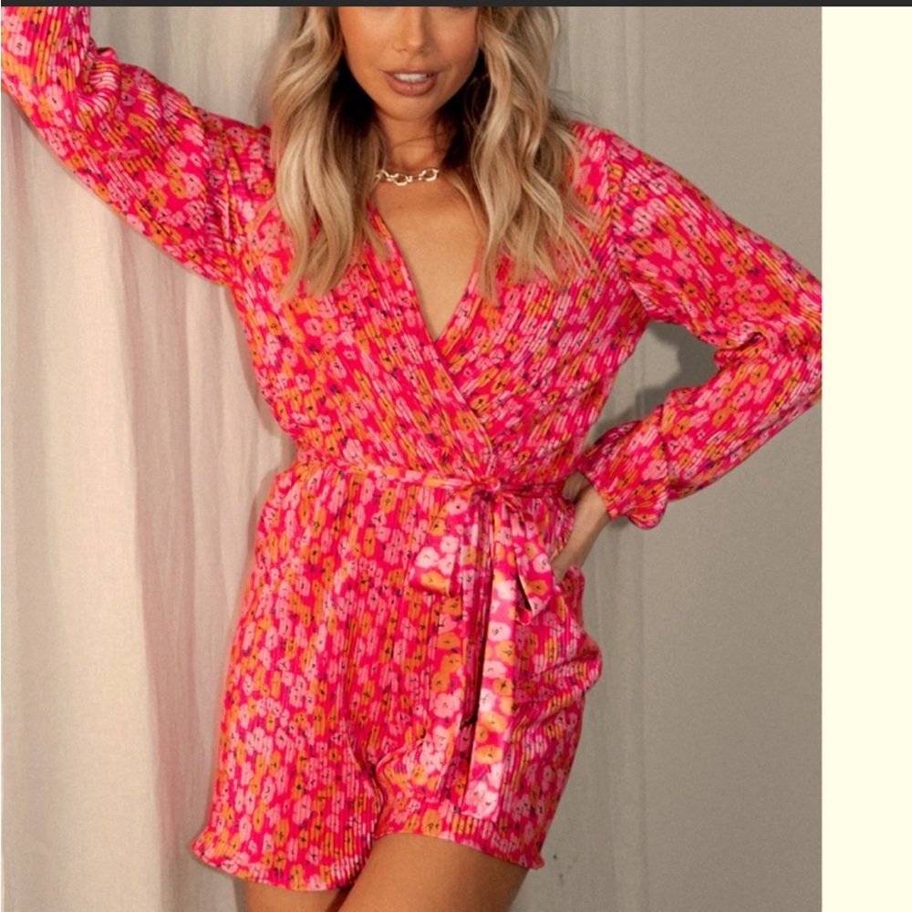 Petal & Pup Minelli Hot Pink
Pleated Romper size xs